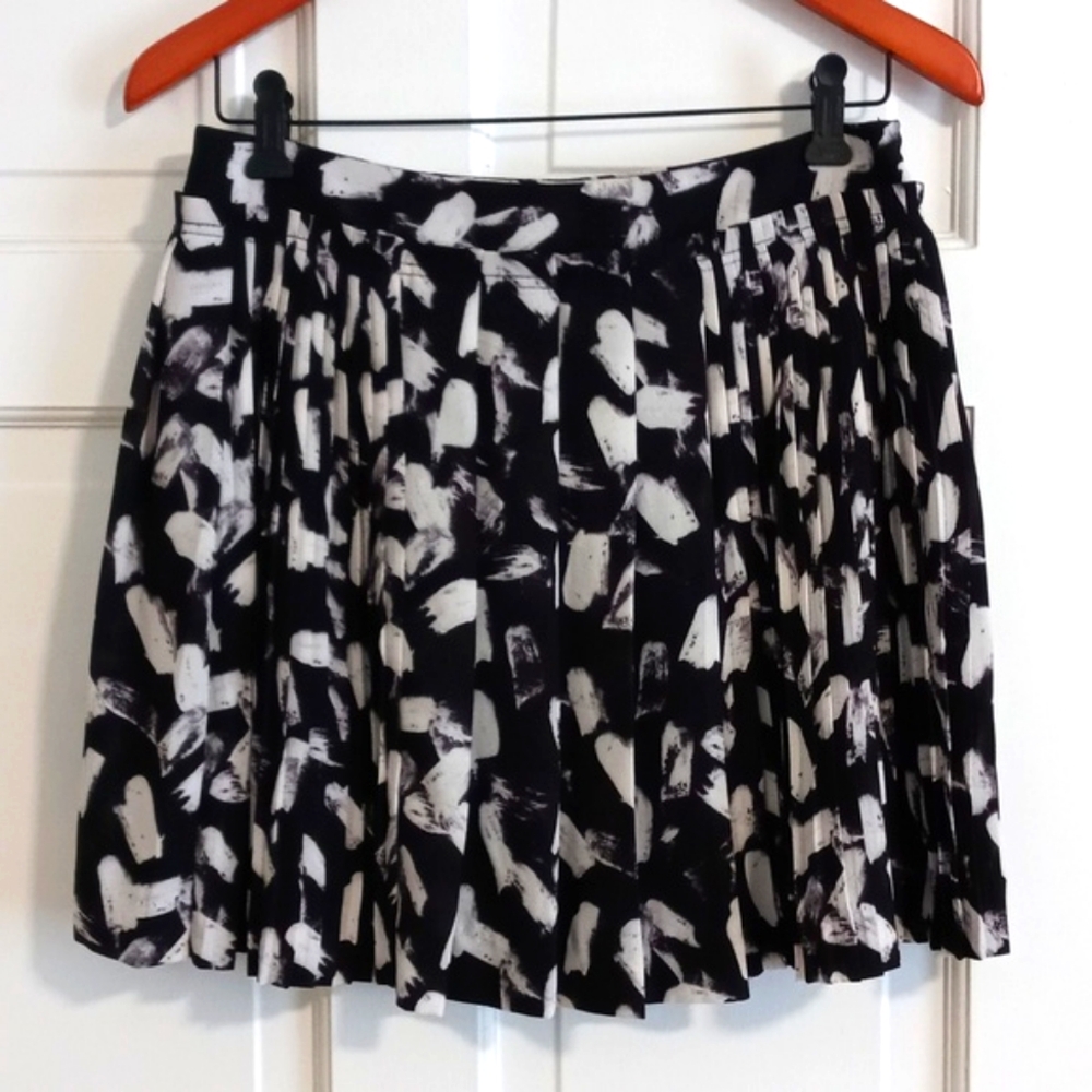 🖤Banana Republic🖤 - Black/White Abstract Print Pleated Skirt